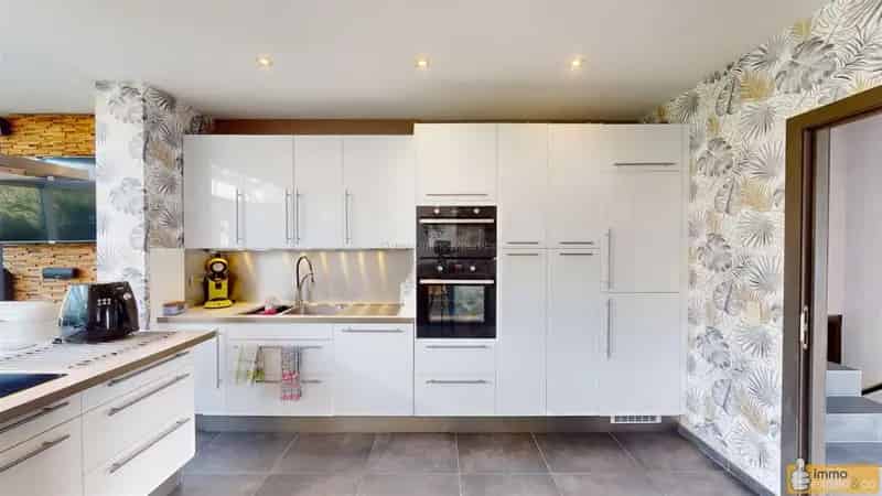 TERNAT: Open beb. met 3 slpks, ruime living en grote tuin