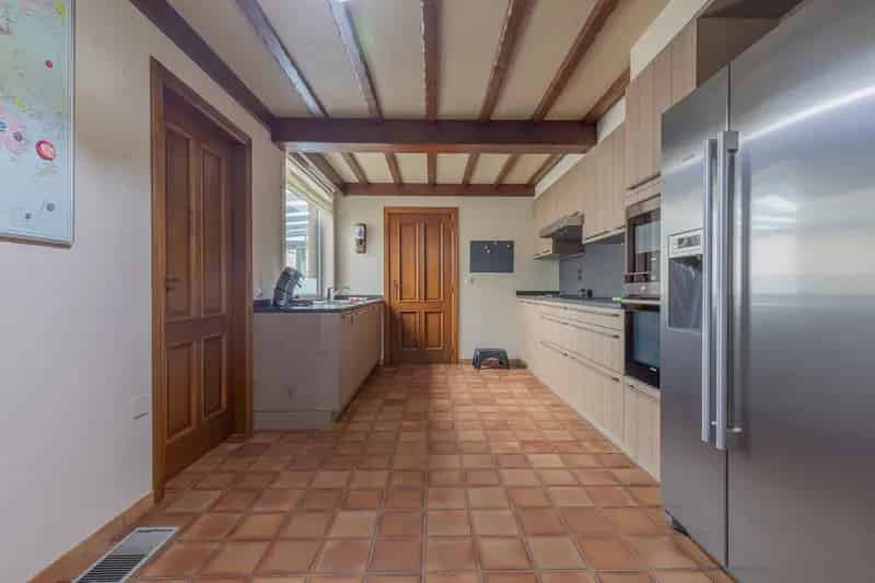Rustig gelegen Half- open bebouwing met garage.