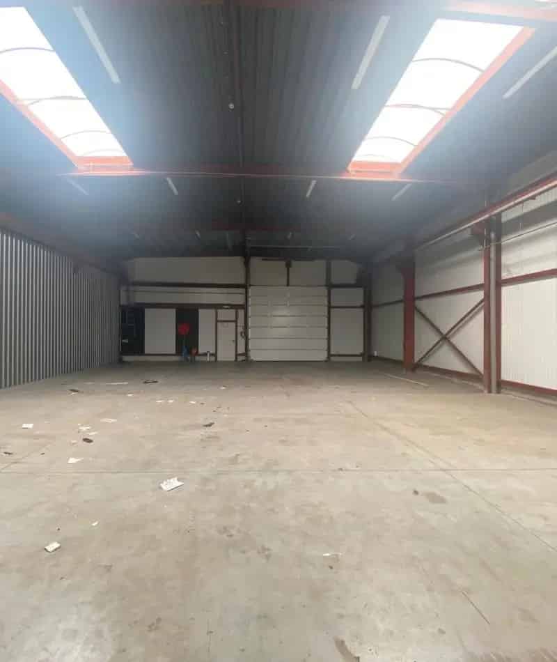 Te huur: ca 330m² magazijnruimte te Verrebroek