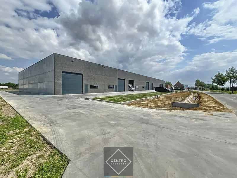NB MAGAZIJN 216m²  (vrije hoogte 7m !) , voorzien van sectionaalpoort, deur, raam en 3 parkeerplaatsen te SLEIHAGE (Oostnieuwkerke).