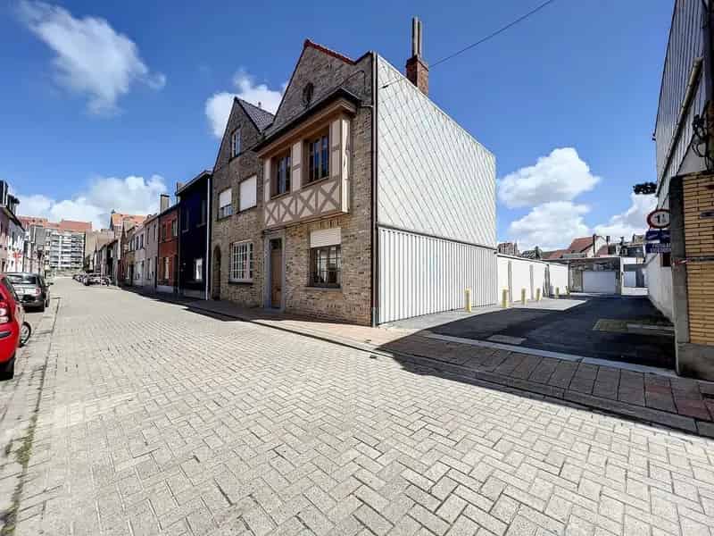 Ruime garagebox, gelegen in de IJzerstraat te Heist. Op wandelafstand van de Zee en de voetgangerstunnel.