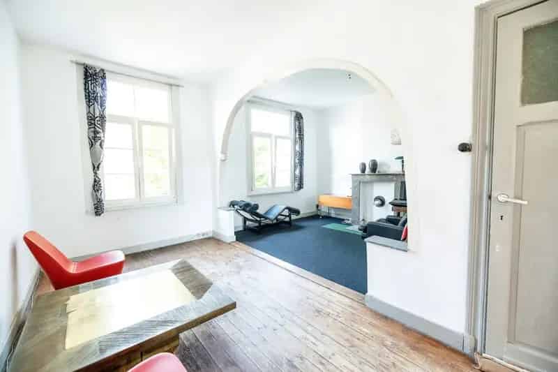Te renoveren woning met veel potentieel!