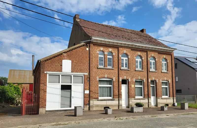 Prachtig burgerwoning/ hoeve op 1246m² met stallingen en aanpalend bouwgrond.