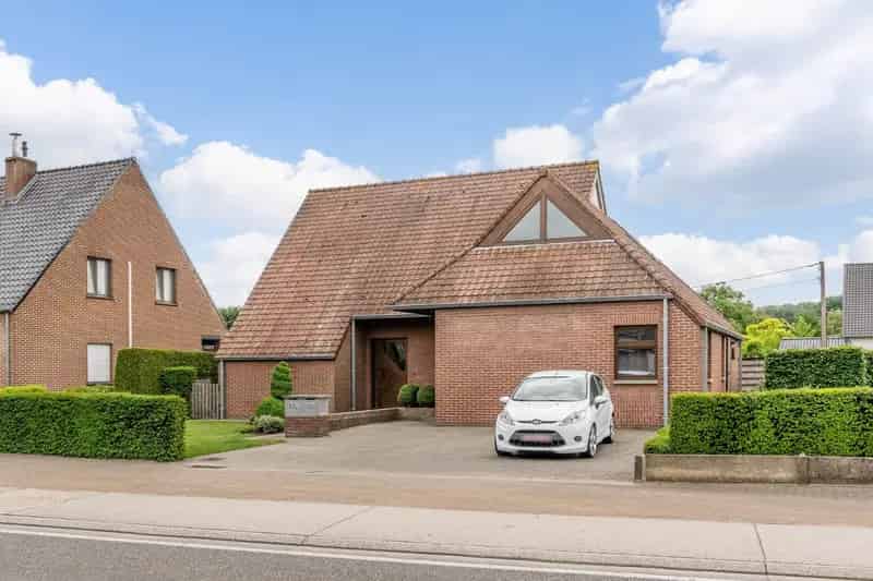 Comfortabel gebouw, onderverdeeld in een gelijkvloers appartement en een woning (210 + 210A), op een perceel van 9a60 met diverse mogelijkheden (kangoeroewoning