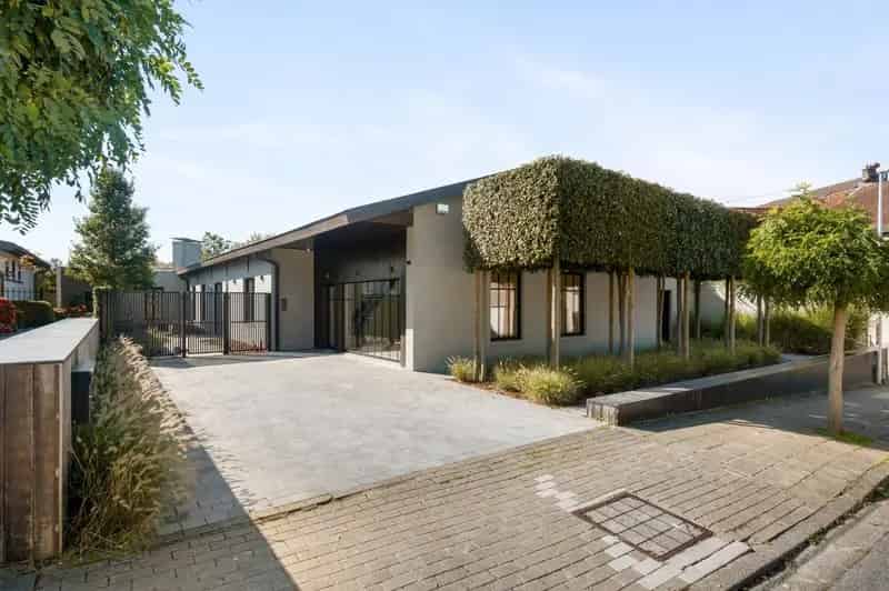 EXCLUSIEVE VILLA MET 4 SLPKS, TUIN, GARAGE EN DUBBELE CARPORT (1553m²)