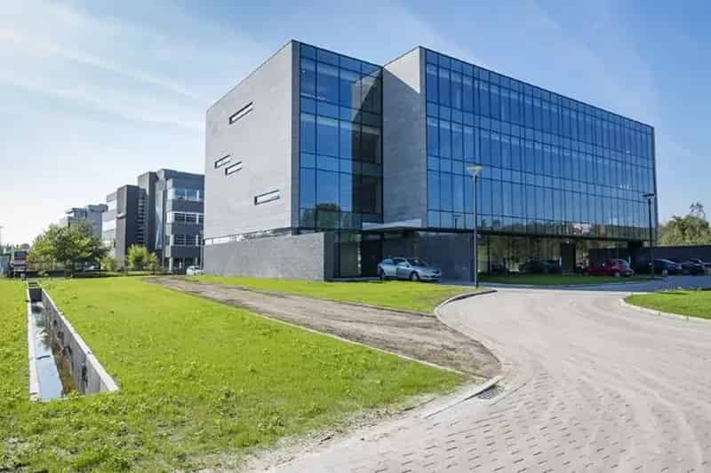 Hedendaagse kantoren (870m²) op zichtlocatie