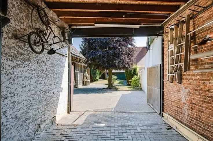 Huis Te Koop Sint-Niklaas: Ruime woning te renoveren met bijgebouwen