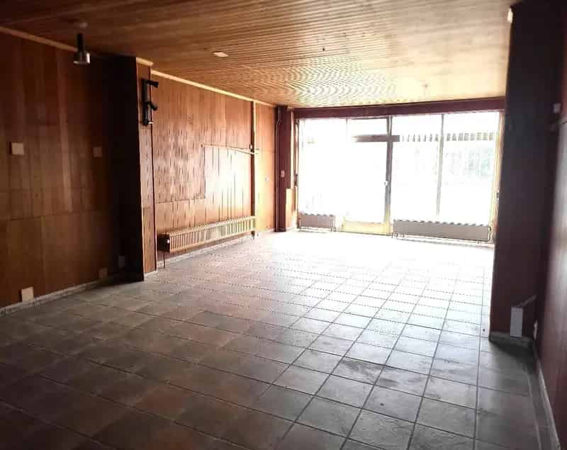 Te renoveren (handels-)woning.
