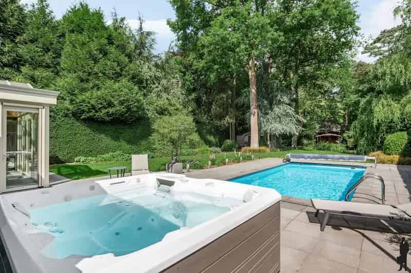 Stijlvol gerenoveerde villa met schitterende tuin en verwarmd zwembad