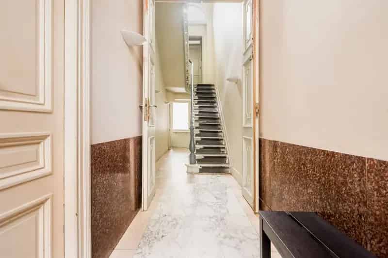 RUIME TE RENOVEREN WONING MET STADSTUIN