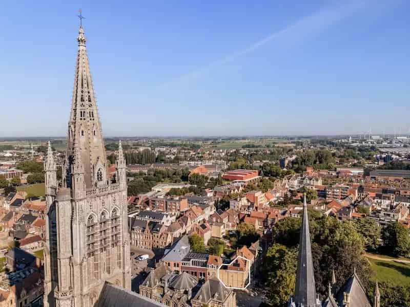 Centraal gelegen energiezuinige woning met 3 kamers op unieke ligging in het hart van Ieper