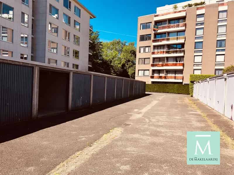 Centraal gelegen garagebox evenals twee ondergrondse autostaanplaatsen te koop: