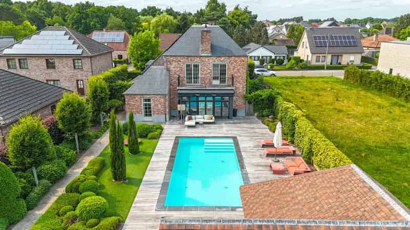 Exclusieve villa met zwembad op riant perceel in Koersel!