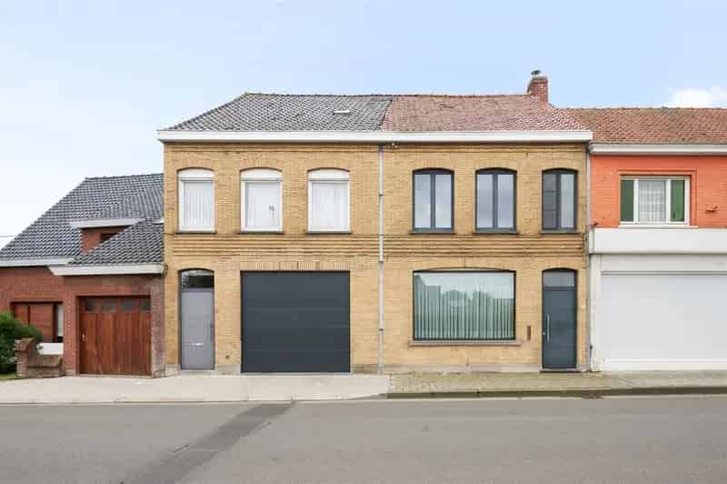 Huis met ruime garage/opslag
