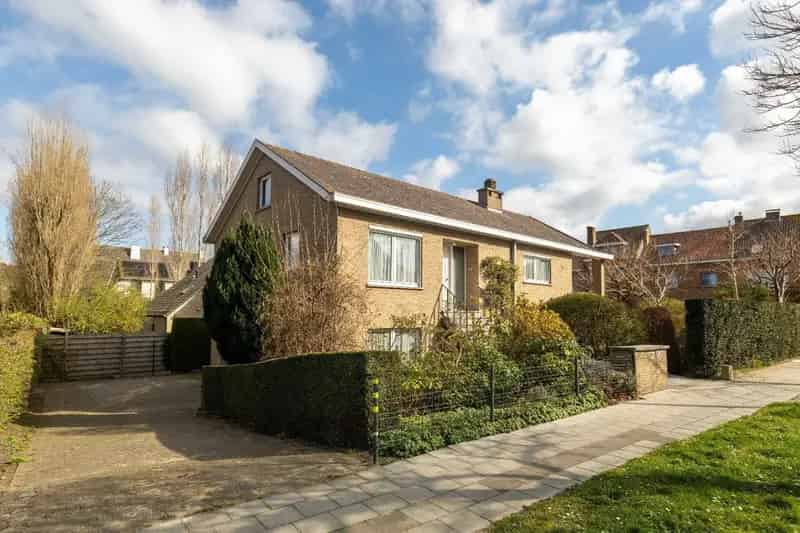 Werken en wonen in vrijstaande villa in Kristus-Koning!