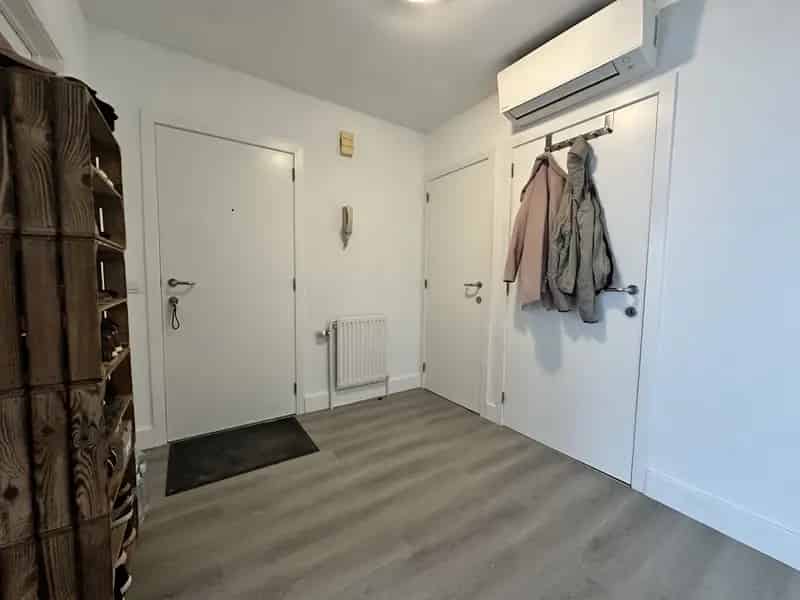 Ben jij op zoek naar een ruim appartement met 3 slaapkamers? 
Dit appartement heeft een bewoonbare oppervlakte van 140m² en op wandelafstand van station Denderleeuw. 

Indeling: 
- Ruime inkomhal met aparte toilet
- Berging met plaats voor wasmachine
- Op