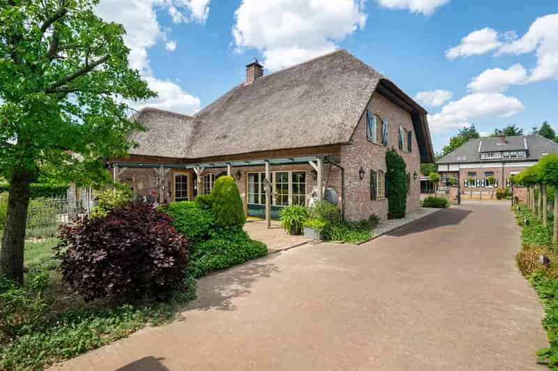 Knappe landelijke villa met aangelegde tuin aan Nederlandse grens