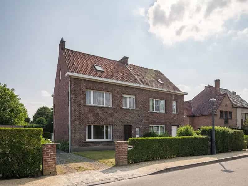 Toplocatie – Te renoveren halfopen bebouwing met bijzonder veel potentieel op een zuidgericht perceel van 576 m² te Sint-Martens-Latem