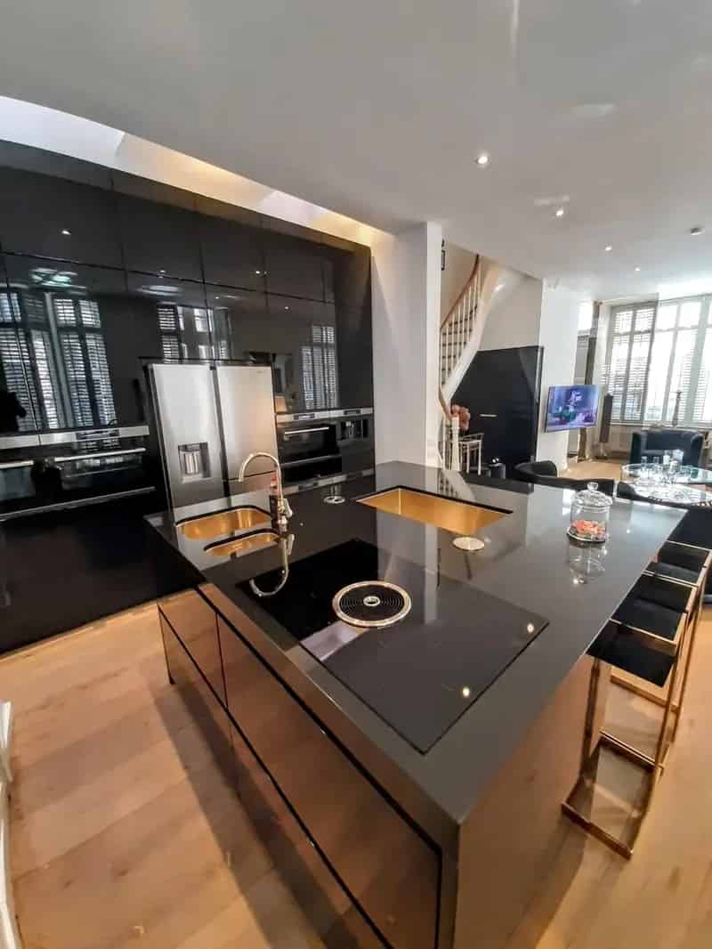 Welkom bij dit prachtige herenhuis gelegen aan de Vlamingstraat 92 in Brugge. Op slechts 450 meter van de Brugse Markt vindt u 'Huyze Vossensteert', een 17e-eeuwse trapgevelwoning die in 2018 volledig werd gerenoveerd. Dit herenhuis gebouwd in het jaar 16