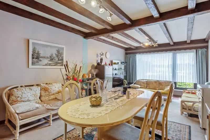 Te renoveren bel-etagewoning met 3 slpk., inpandige garage en tuin