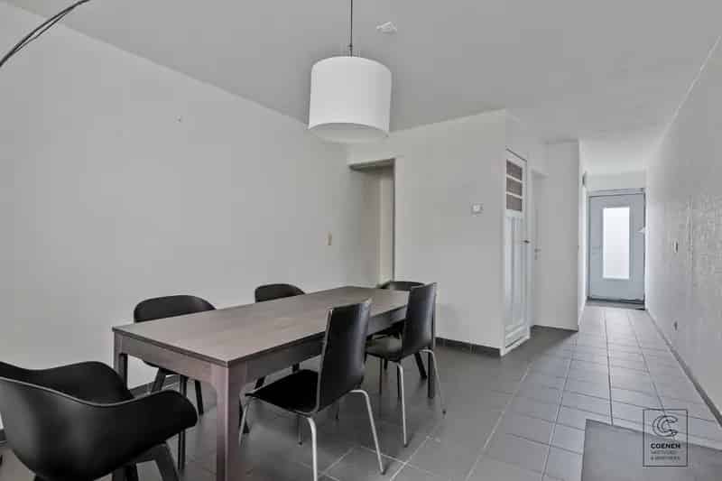 Op te frissen woning met 4 slaapkamers op een zeer centrale ligging te Deurne!