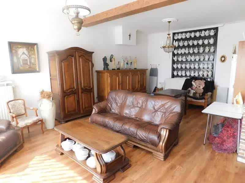 ROESBRUGGE: Grondig te renoveren woonhuis met heel wat ruimte (en dus heel wat mogelijkheden) op een ZW-gericht stuk grond van 454m² totale grondoppervlakte.