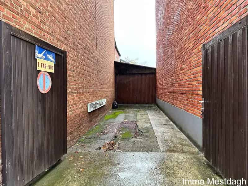 Instapklare degelijke koppelwoning met garage en tuin.