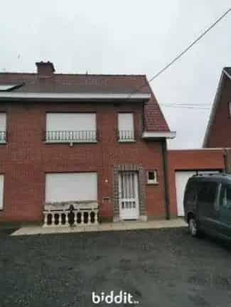 HALFOPEN WONING MET GARAGE