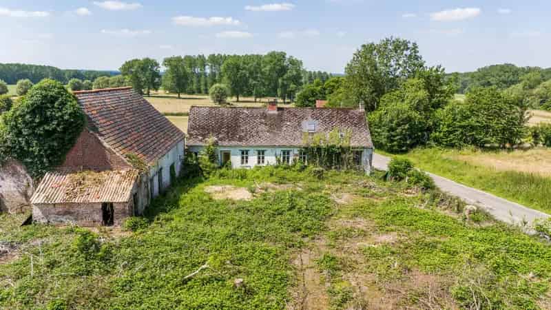 Te renoveren L-hoeve te Zandbergen