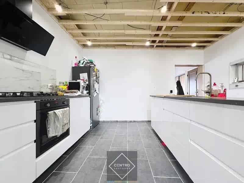 Voor de snelle beslisser! Leuke, BETAALBARE,  verder af te werken STARTERS-woning in het centrum van HEULE.