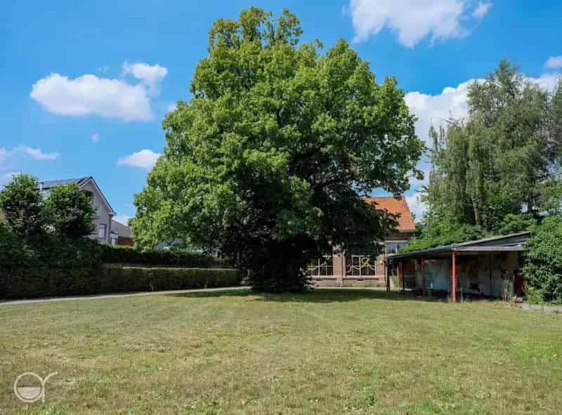 Oude school en jeugdaccomodatie te Bellem