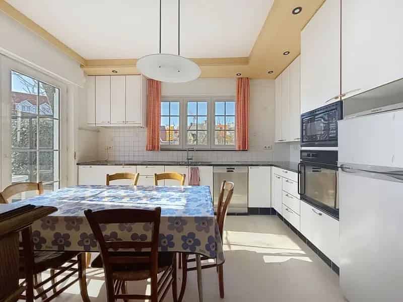 Op te knappen villa in de Simli-wijk te Nieuwpoort.