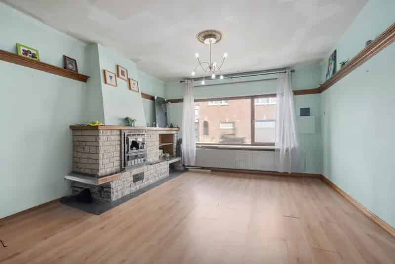 Ben jij op zoek naar een zeer ruime woning met grote tuin?
Dan is deze woning zonder renovatieverplichting, met drie ruime slaapkamers, een vaste trap naar de nog in te richten zolder en een perceel van 1.170 m² met groen en vrij uitzicht achteraan, missc