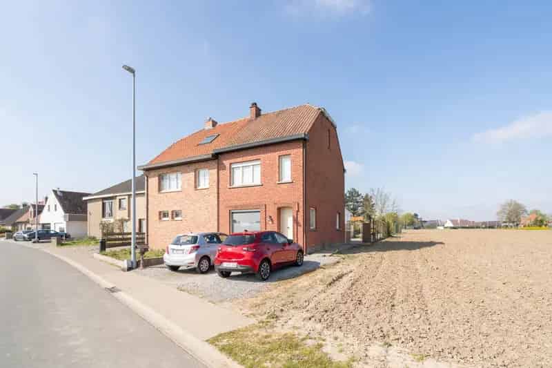 Gelegen te Ingelmunster vinden we deze uiterst verzorgde woning terug!
Met een landelijk uitzicht en veel raampartijen, geniet je zowel binnen als buiten de woning!

De indeling is als volgt:
-> Op het gelijkvloers:
+ inkomhal
+ woonkamer/leefruimte
+ ope
