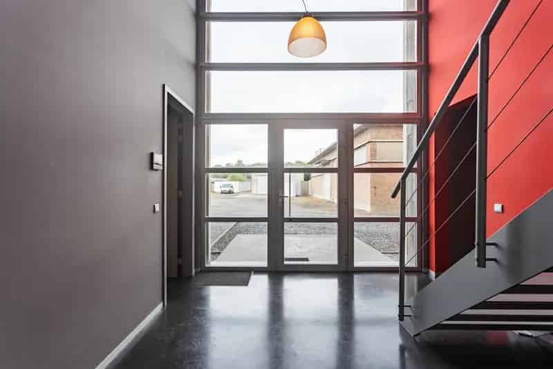 Gebouw met kantoren + woonst + loods op 3670 m2