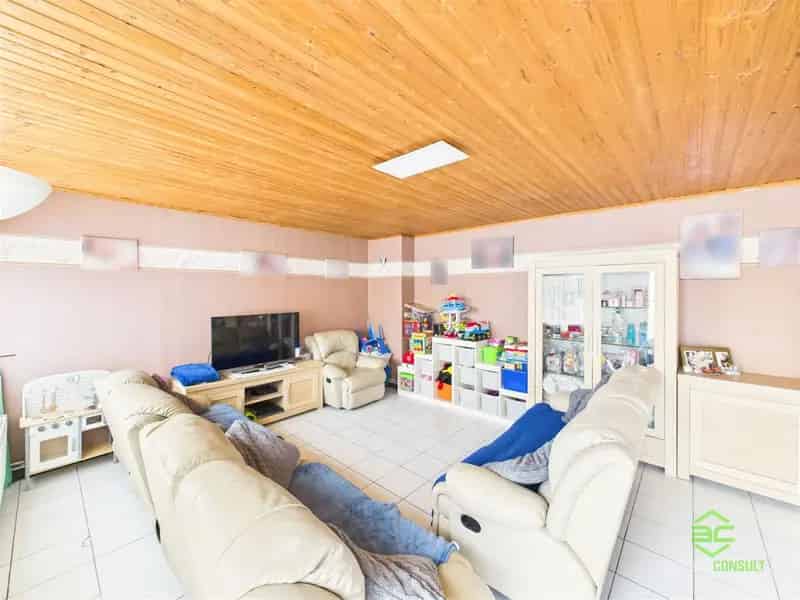 Ruime gelijkvloerse woning met 2 slpk en grote garage!