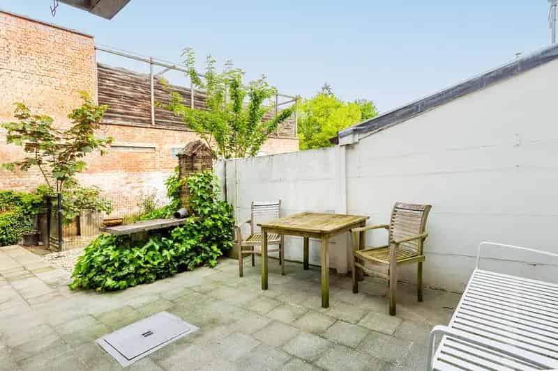 Ruim handelsgelijkvloers op toplocatie te Hove centrum