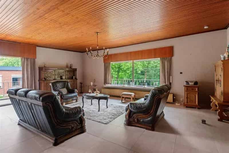 Verrassend ruime woning met magazijn te Putte - Beerzel
