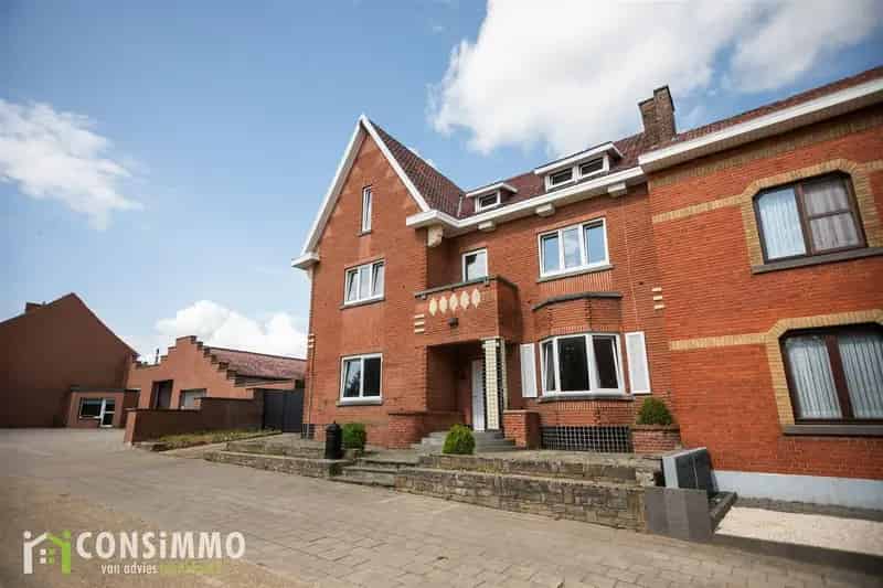 Te renoveren gezinswoning met loods en kantoorruimte op zichtlocatie in Sint-Truiden