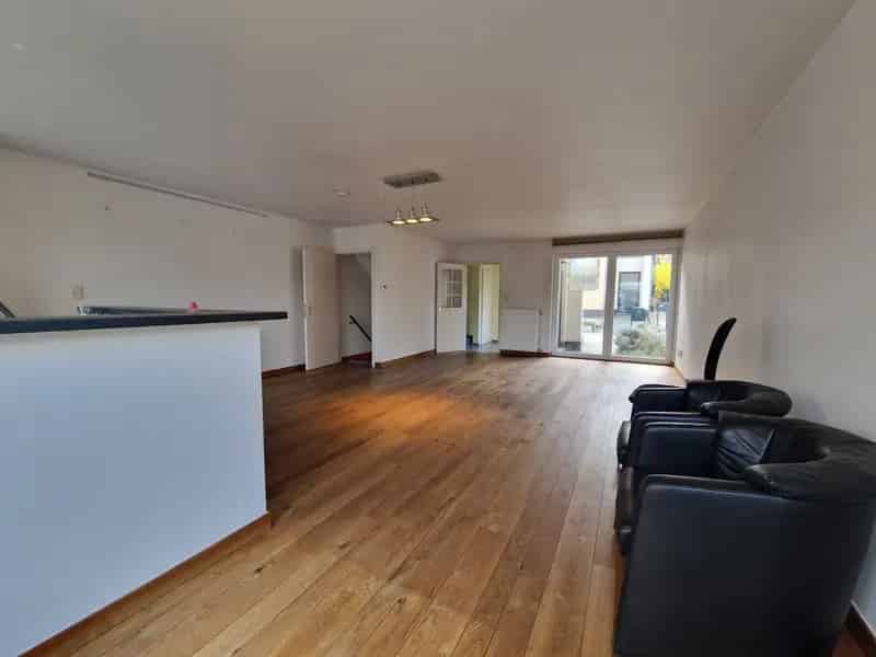 Ruime woning met 3 slaapkamers op uitstekende ligging
