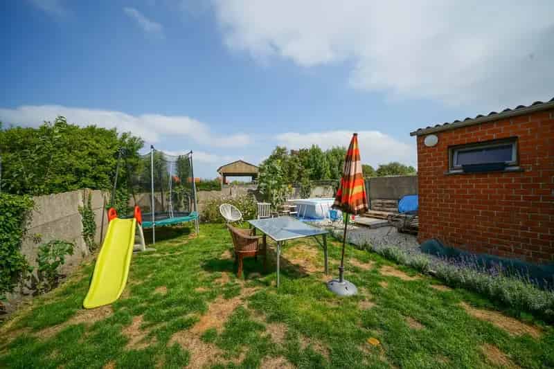 Ruime woning met garage en werkplaats te Zandvoorde