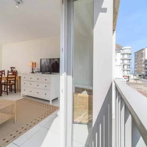 Instapklaar 1-slaapkamerappartement met terras nabij zee en centrum