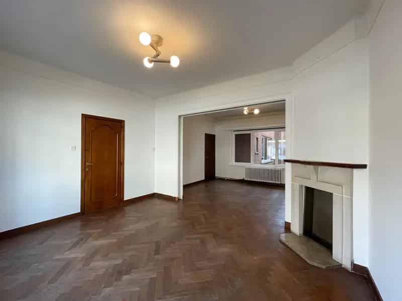 Ruime 4-Slaapkamerwoning met stadskoer te huur vlakbij 't Zuid in Gent!