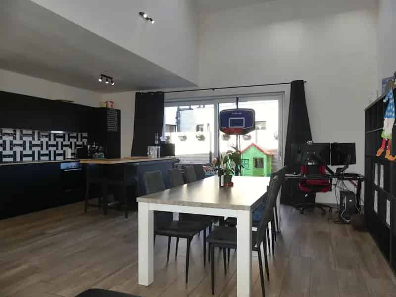 In de schaduw van de kerktoren van Leke treft u deze recente nieuwbouwwoning met garage en tuin - rustige ligging