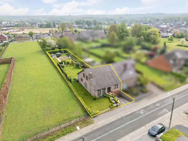 **IN OPTIE ** Bijzonder nette half-vrijstaande woning met 4 slaapkamers en mooie tuin op 12a 18ca vlak bij de dorpskern