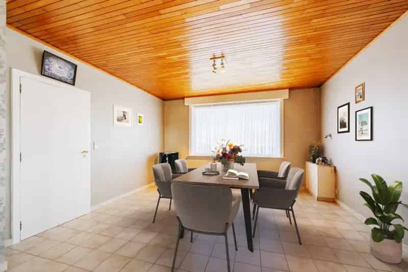 RUSTIG GELEGEN HALF OPEN BEBOUWING OP 692 m² TE OOSTROZEBEKE