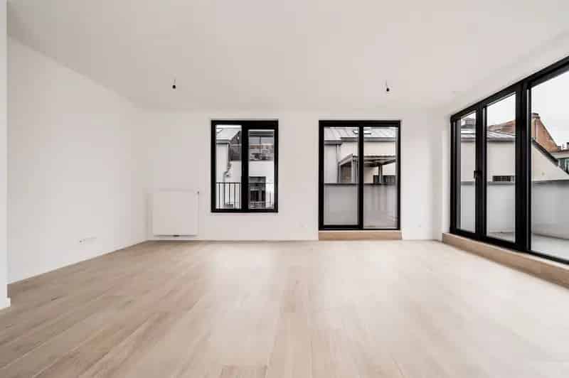 Dicht bij het Tour&Taxis-terrein, prachtig duplex penthouse met 3 slaapkamers