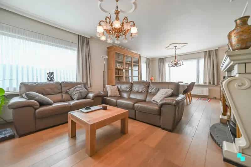 Charmante halfopen bebouwing met bijgebouw in hartje Emelgem