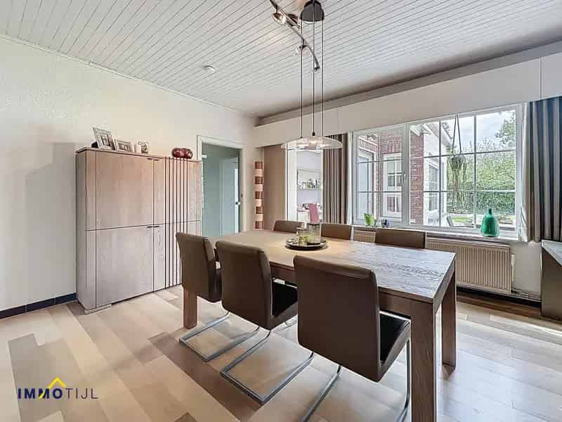 Goed gelegen halfopen gezinswoning met garage!
