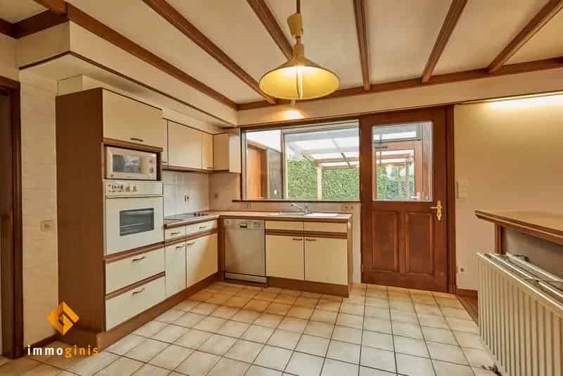 Verrassend ruime, op te frissen woning met 3 slaapkamers op perceel van 6a57ca.